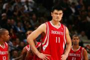 -昔日篮坛传奇现身NBA比赛领奖