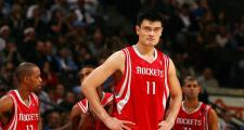 -昔日篮坛传奇现身NBA比赛领奖