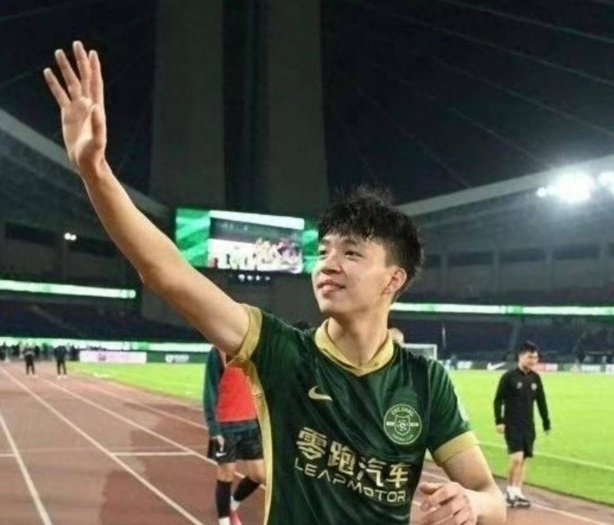 本土球员崭露头角，为球队赢得胜利的简单介绍