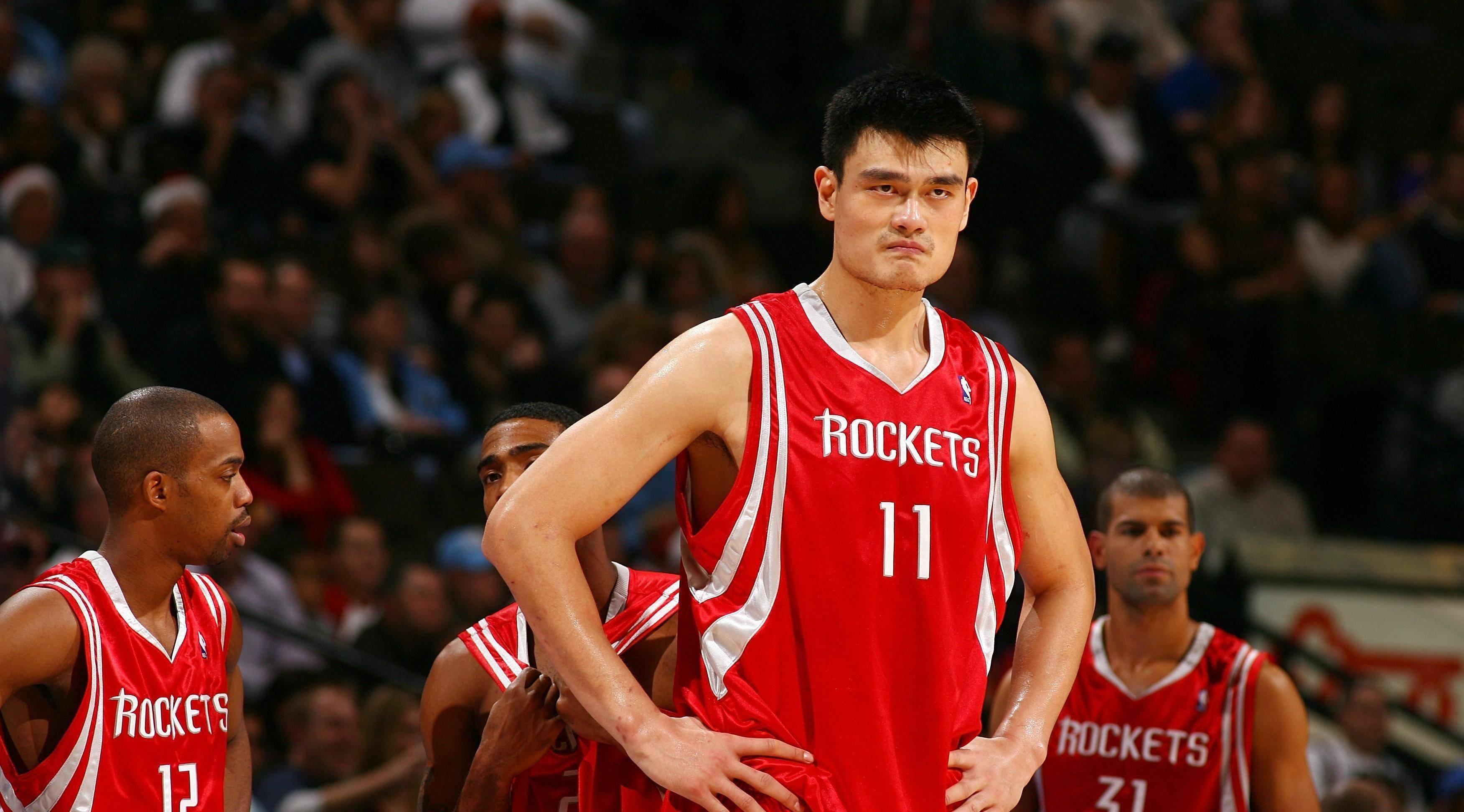 昔日篮坛传奇现身NBA比赛领奖