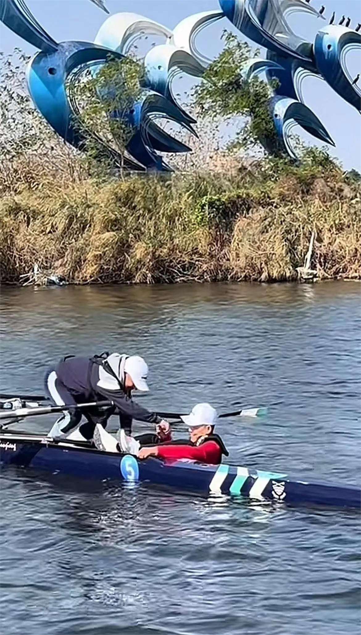 缅甸赛艇选手在水上勇夺金牌