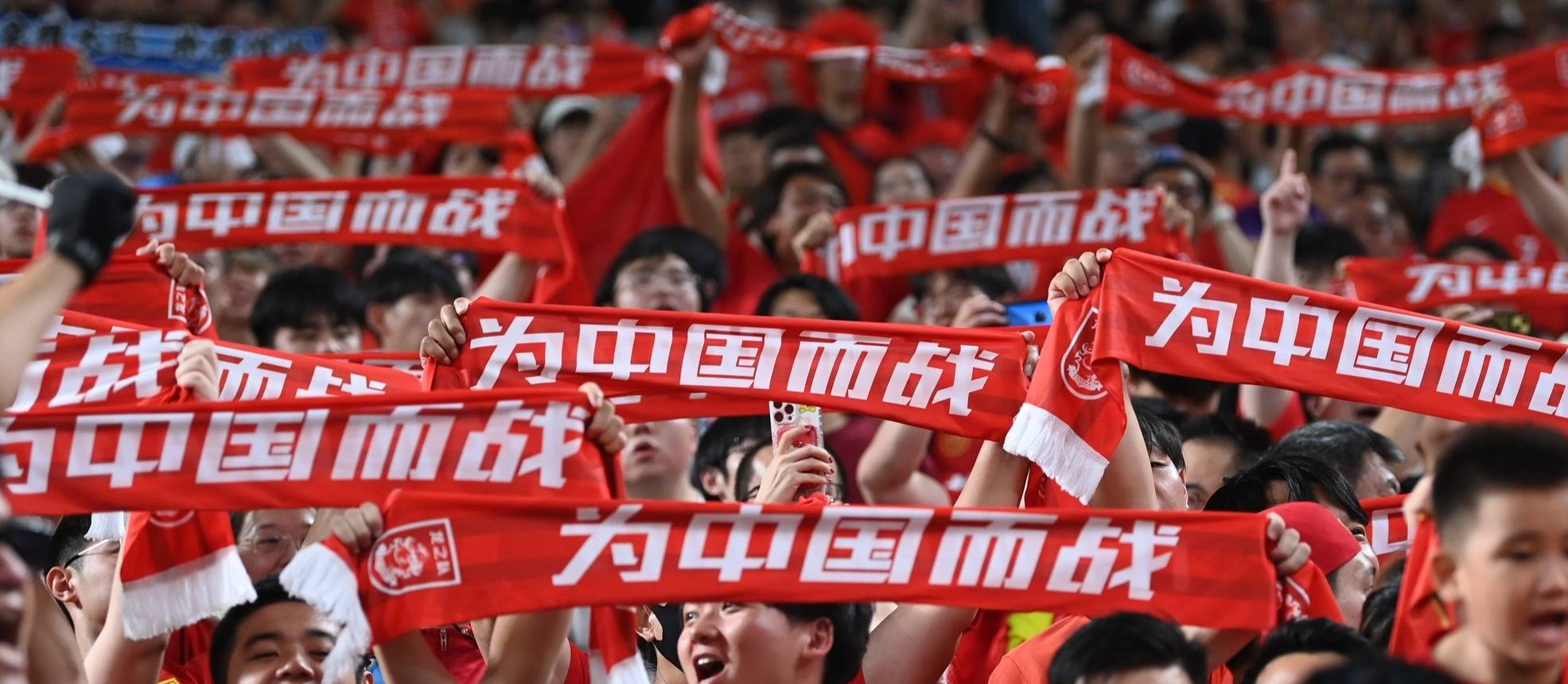 中国女足战无不胜，赢得观众喝彩