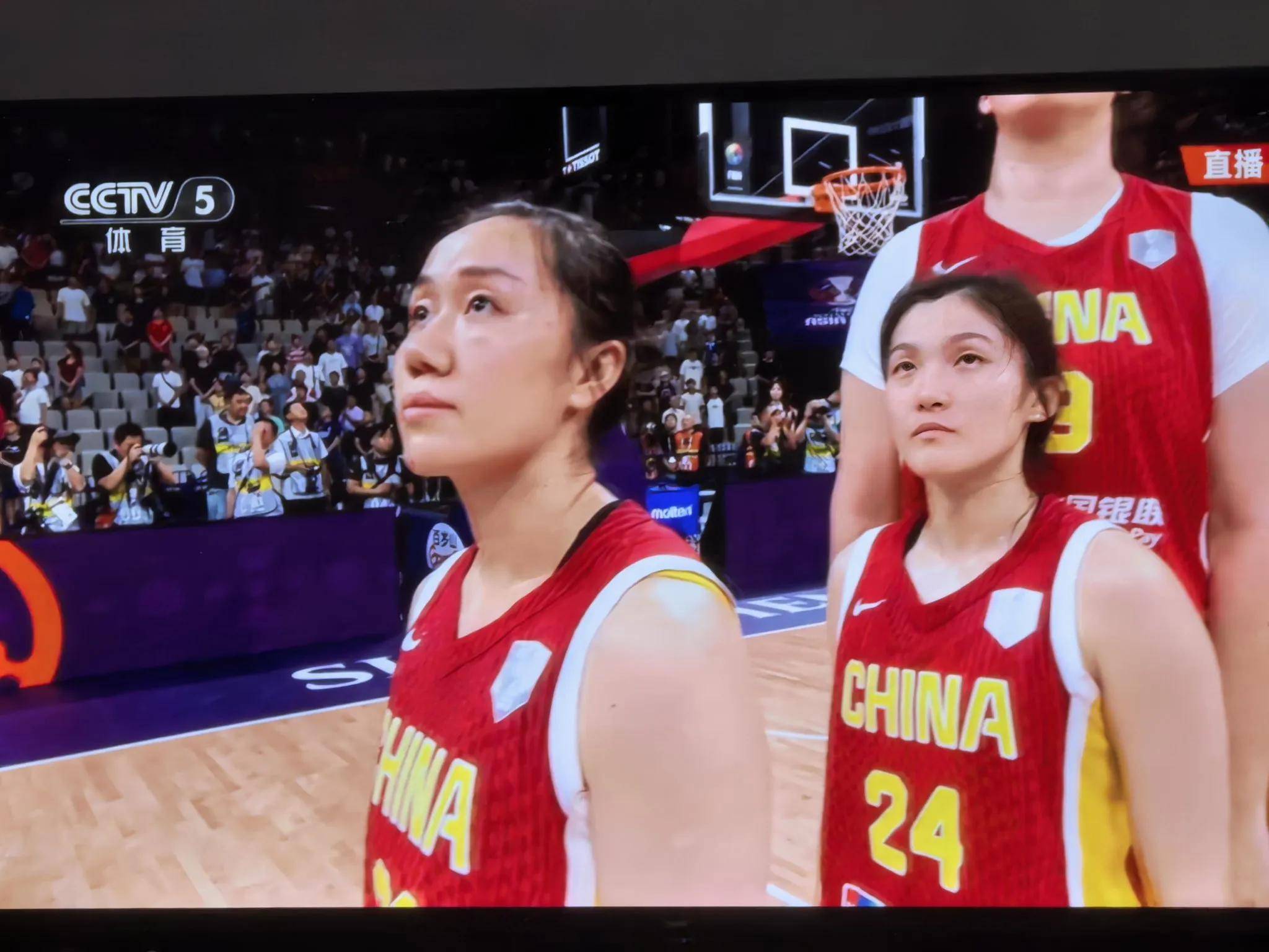 女篮比赛中两队战至最后一秒