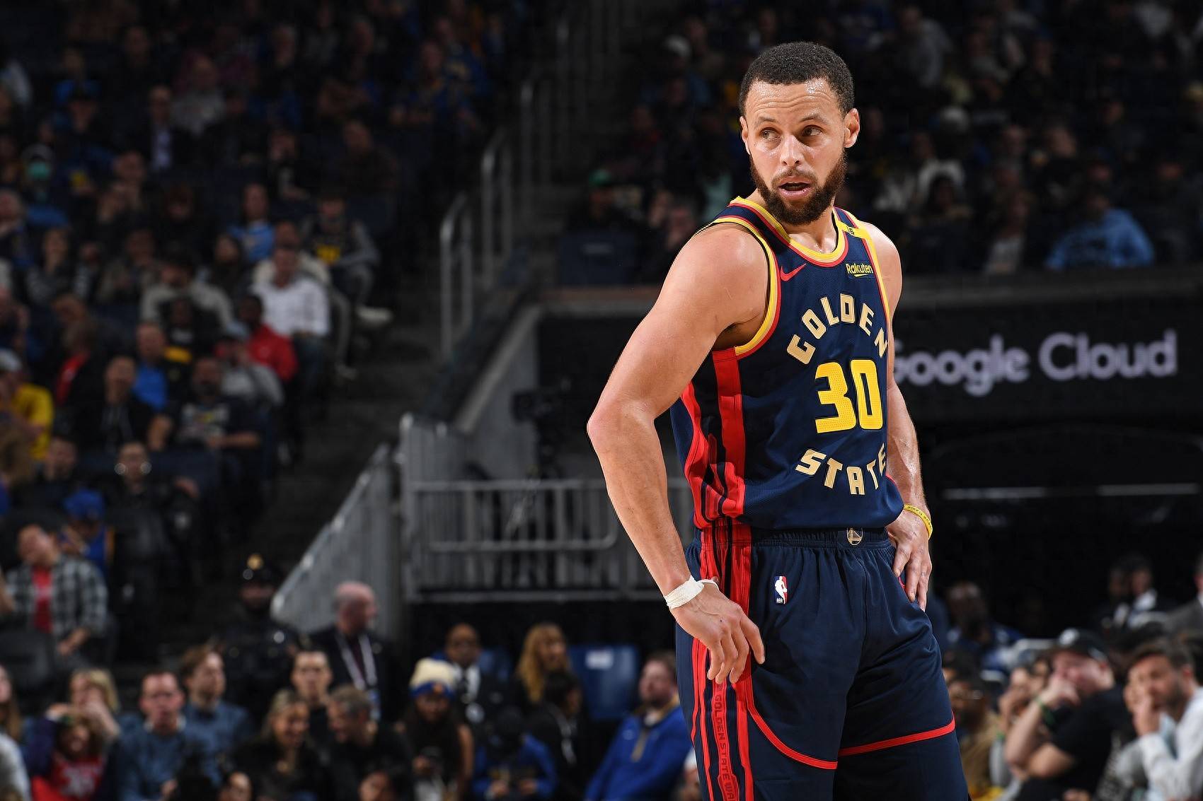 包含沙尔克球队迎来一场胜利，士气大振提升排名的词条