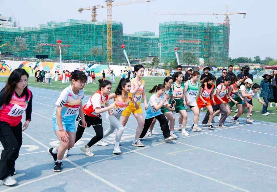 关于赛场上瞬间激情迸发,选手奋力争先的信息 关于赛场上瞬间激情迸发,选手奋力争先的信息