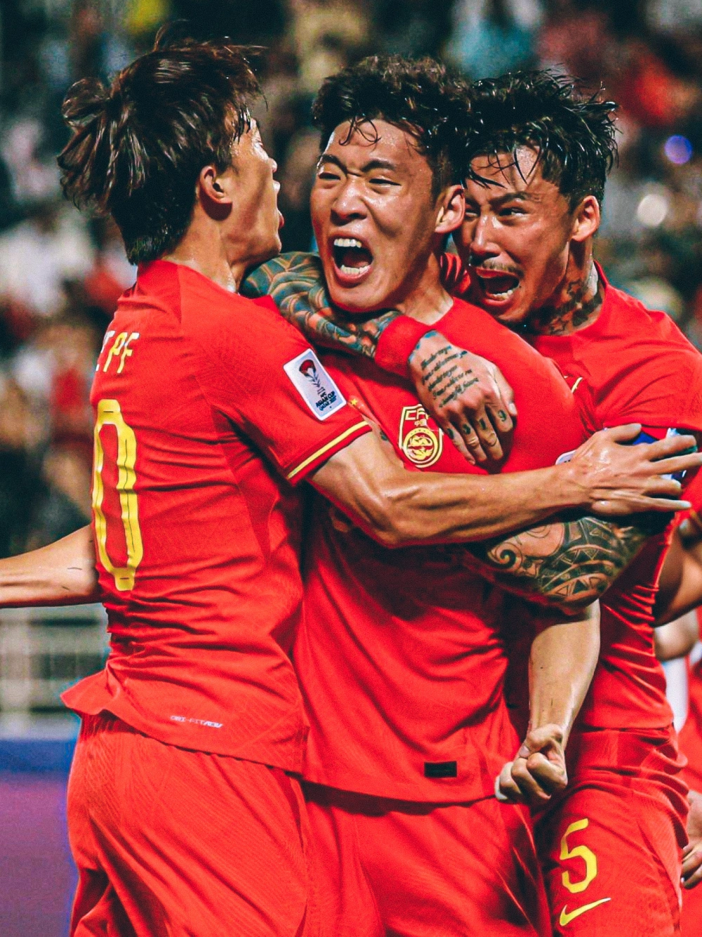 国内足球盛事持续进行，球员技术精湛