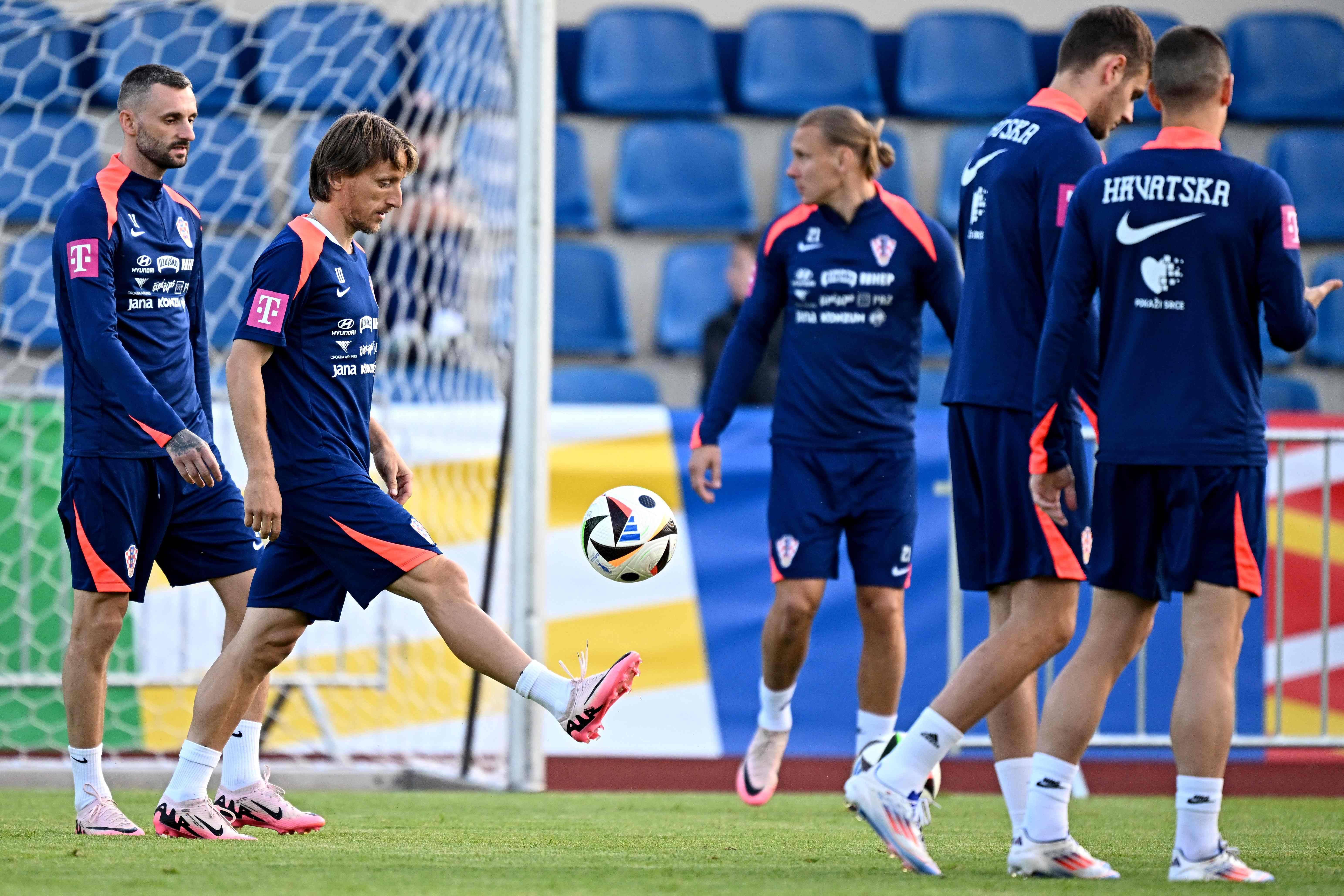 包含波兰大胜克罗地亚，晋级欧预赛八强的词条