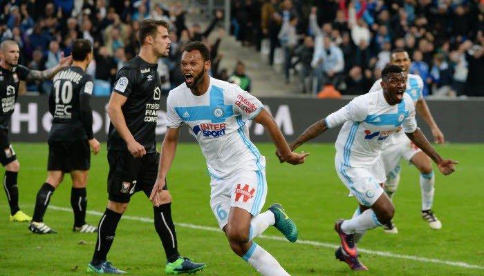 马赛球队短兵相接，迎来胜利