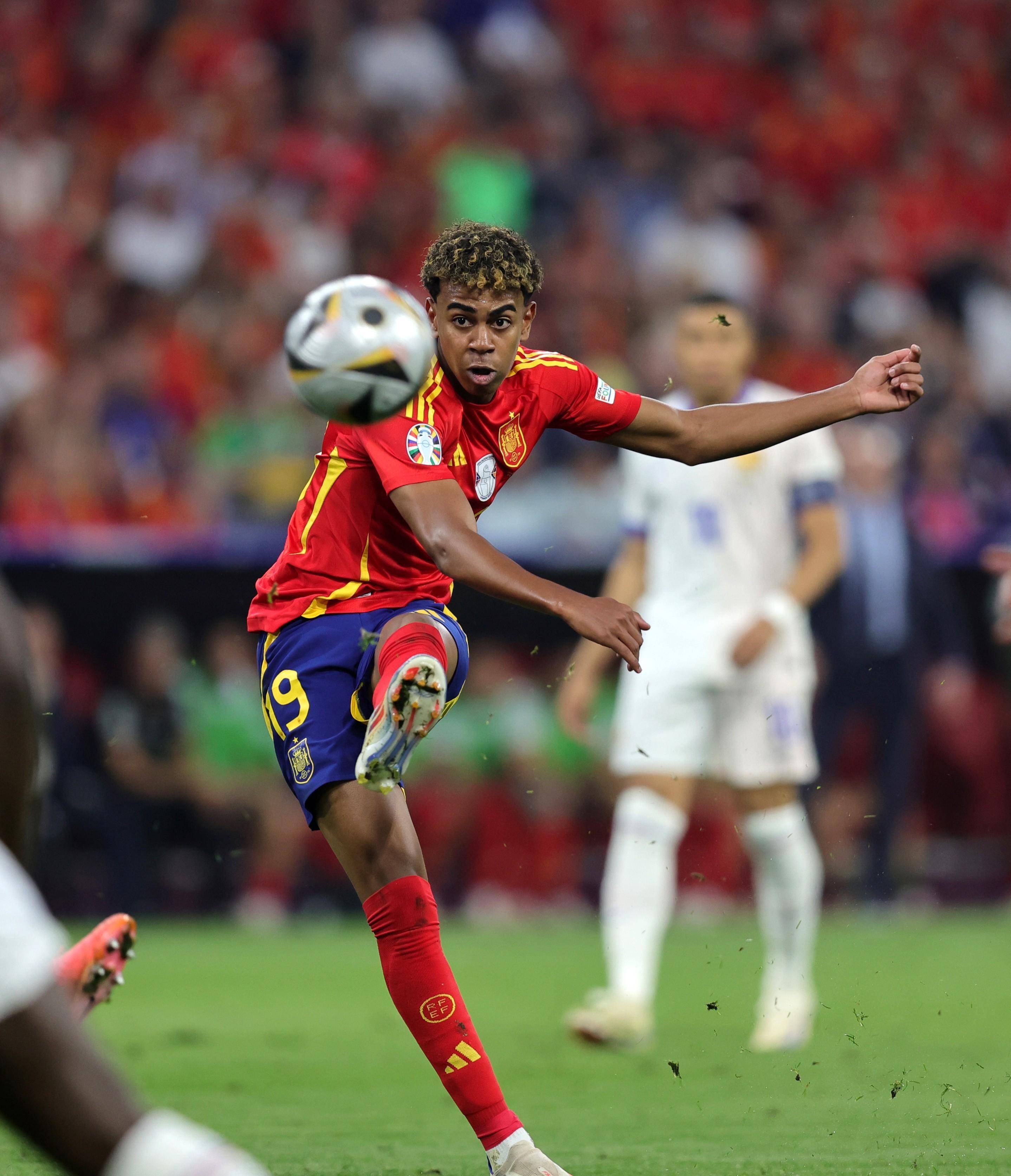 西班牙女足队长荣膺最佳射手奖，表现抢眼