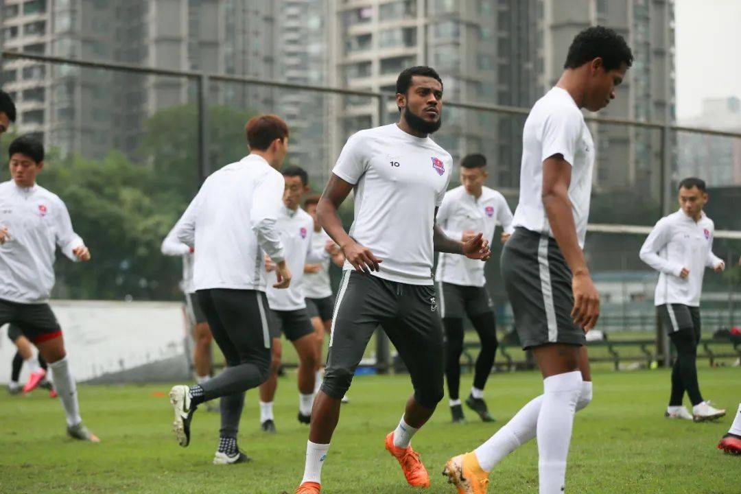 指导教练球员紧密配合,奔跑争分夺秒的简单介绍 指导教练球员紧密配合,奔跑争分夺秒的简单介绍