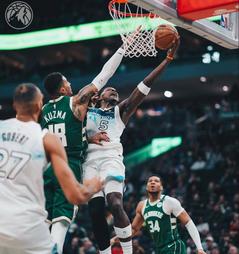 尼斯队员展现出色防守击败对手 尼斯队员展现出色防守击败对手