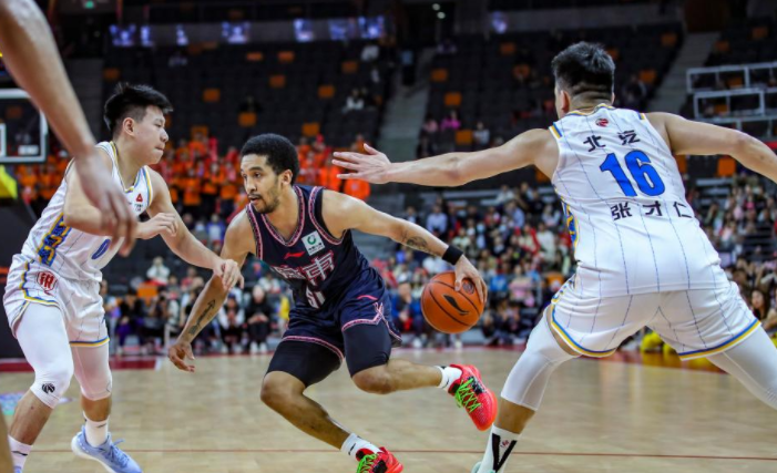 广东宏远对阵山西汾酒,以98-84取得胜利 广东宏远对阵山西汾酒,以98-84取得胜利