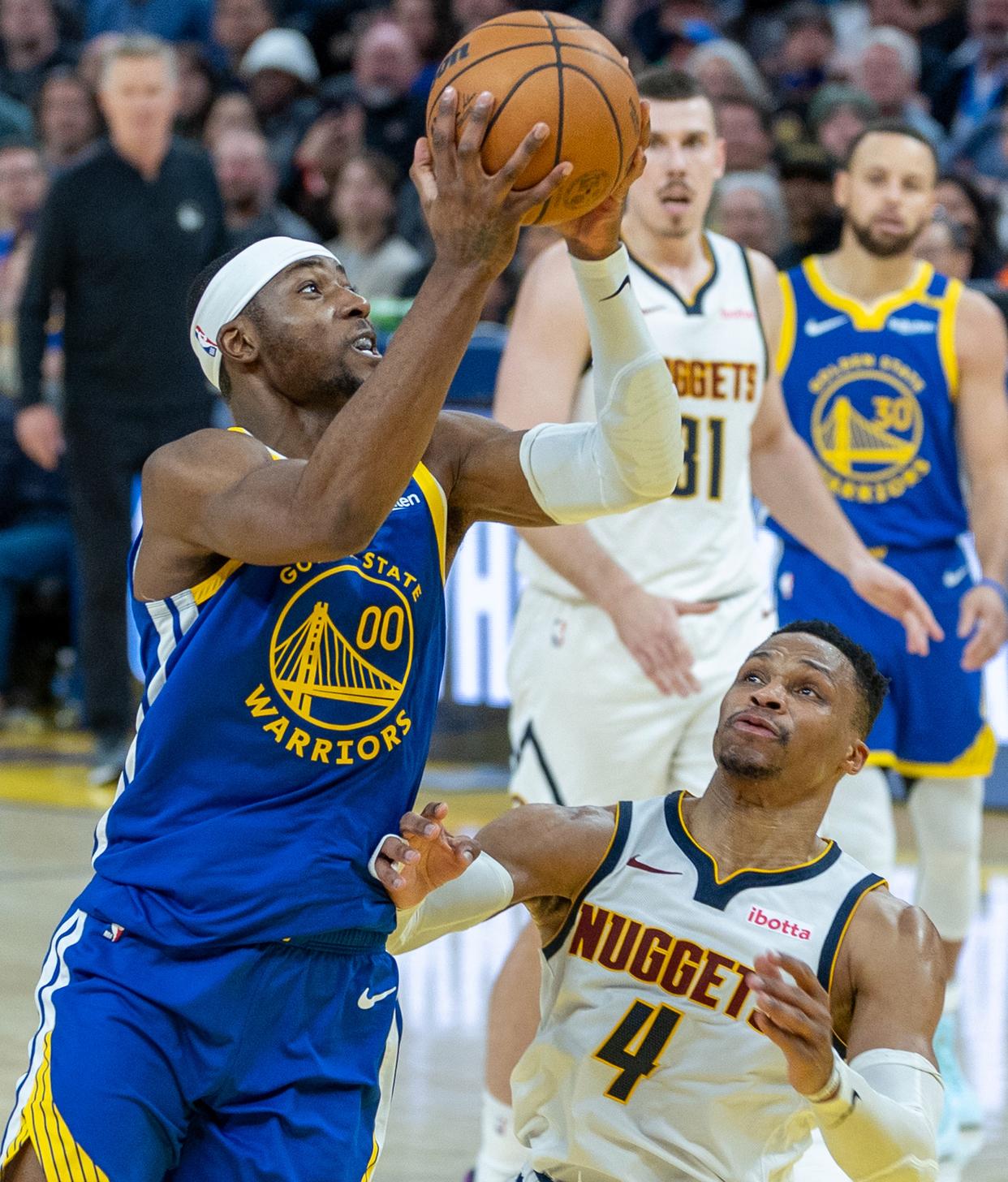 勇士击败掘金,继续领先 勇士击败掘金,继续领先